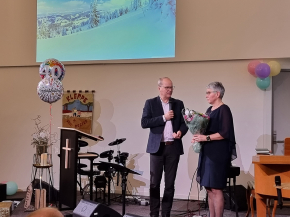 Erik Waaler er gjenvalgt som leder for Askøy Misjonsforsamling, her sammen med Marion Ytre-Arne Kvamme som fikk takk for 40 år som leder av barnekoret i forsamlingen.